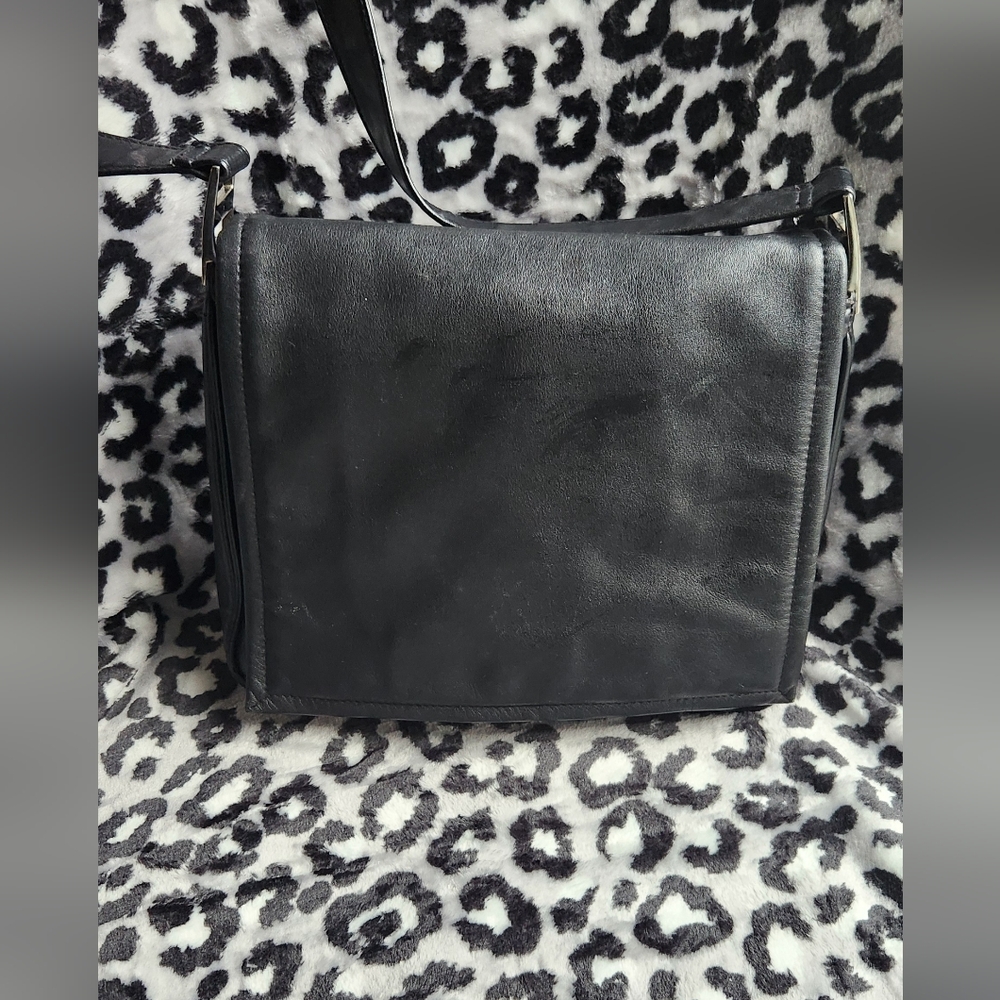 Vintage Worthington Ladies Handbag, Crossbody style with long strap.